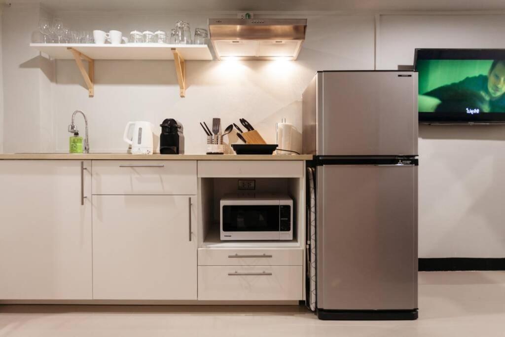 曼谷S1 Large Duplex Silom 3 Beds, Full Kitchen WIFI的厨房配有冰箱和微波炉。