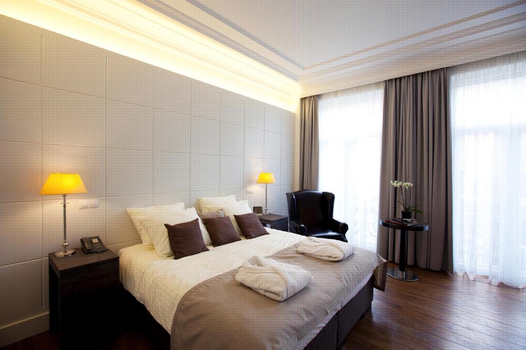 布鲁塞尔阿尔特德赛约住宿加早餐旅馆的酒店客房,配有带毛巾的床