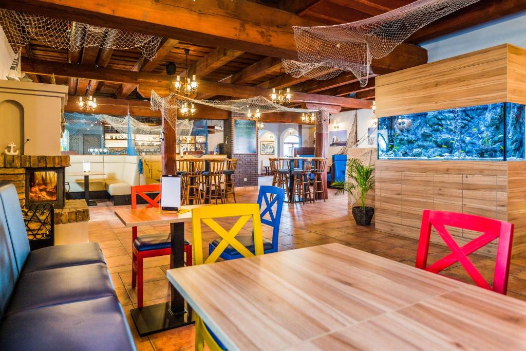 兹诺伊莫La Port的一间餐厅,房间内设有五颜六色的椅子和桌子