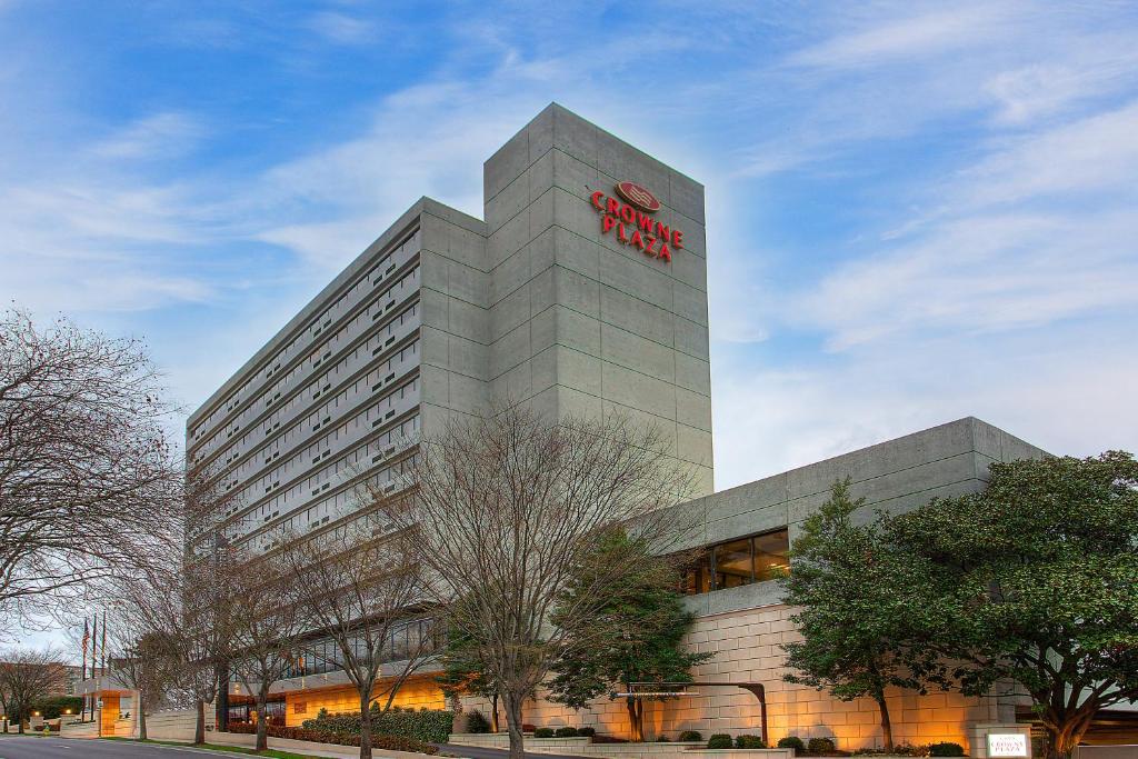 诺克斯维尔Crowne Plaza Knoxville Downtown University, an IHG Hotel的建筑的侧面有标志