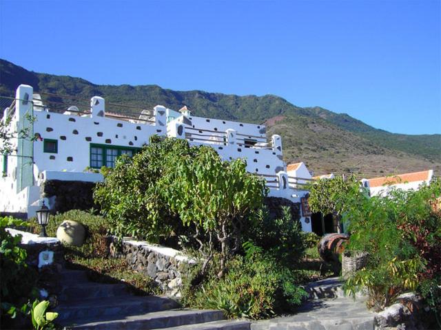弗龙特拉拉布鲁吉塔度假屋的一座白色的大建筑,在山前有楼梯