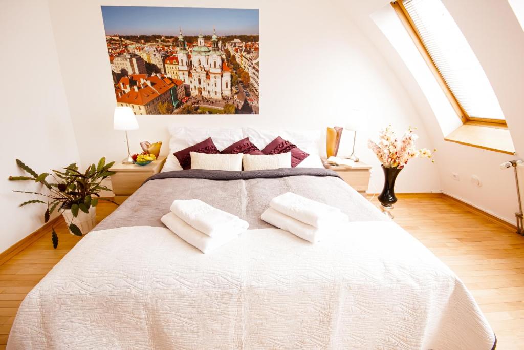 布拉格瓦茨拉夫广场阁楼公寓的白色卧室配有一张带枕头的大白色床