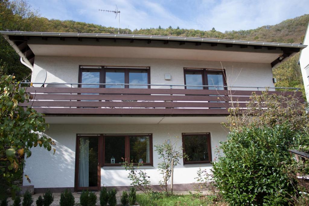 巴特贝特里希Haus zur Sonne的房屋的顶部设有阳台