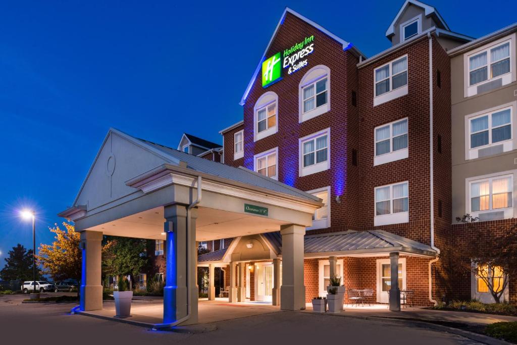 奥法隆Holiday Inn Express Hotel & Suites St. Louis West-O'Fallon, an IHG Hotel的大楼前设有凉亭的酒店
