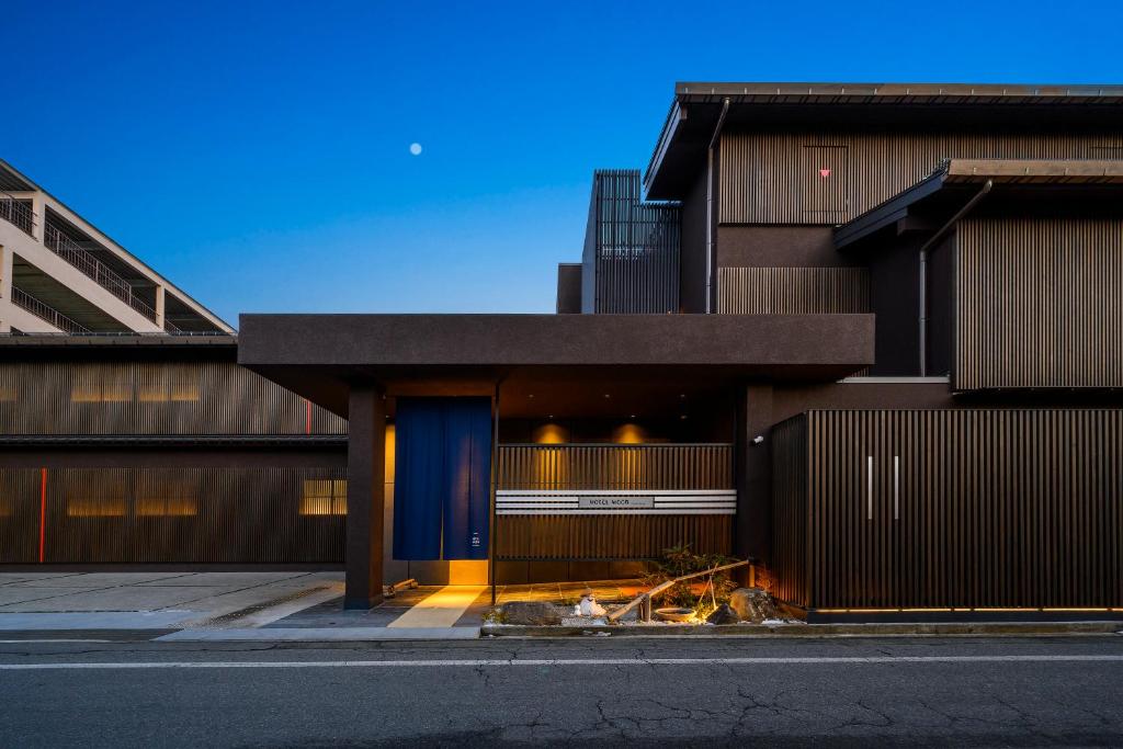 高山HOTEL WOOD TAKAYAMA的街道边的建筑物