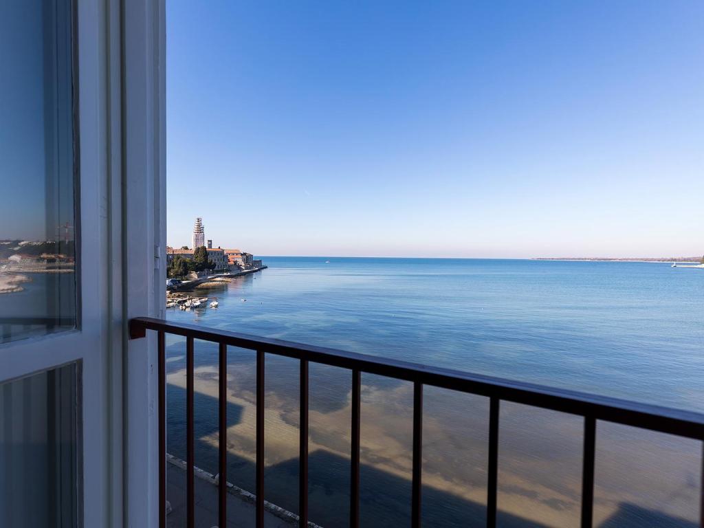波雷奇Bella Vista Premium Apartment的阳台享有海景。