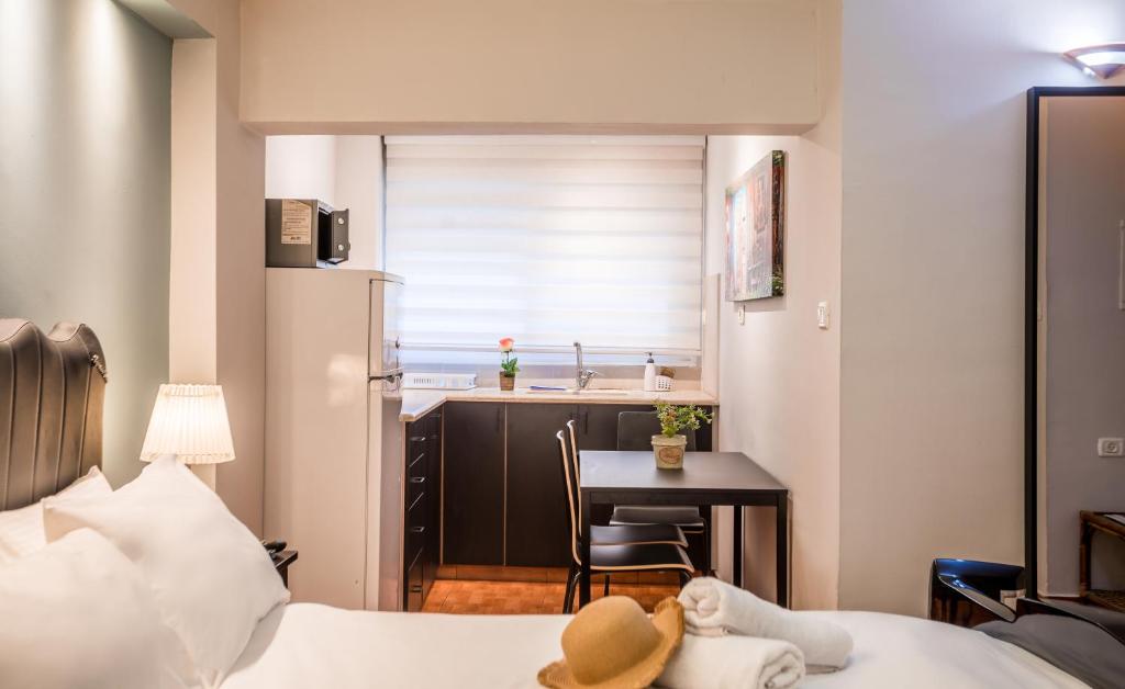 耶路撒冷阿维塔尔公寓的小房间设有床、桌子和厨房