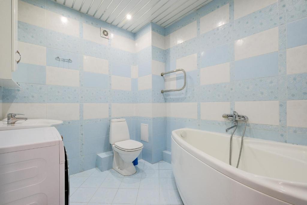 托木斯克ОК! Никитина, 20 №2的蓝色和白色的浴室设有浴缸和卫生间