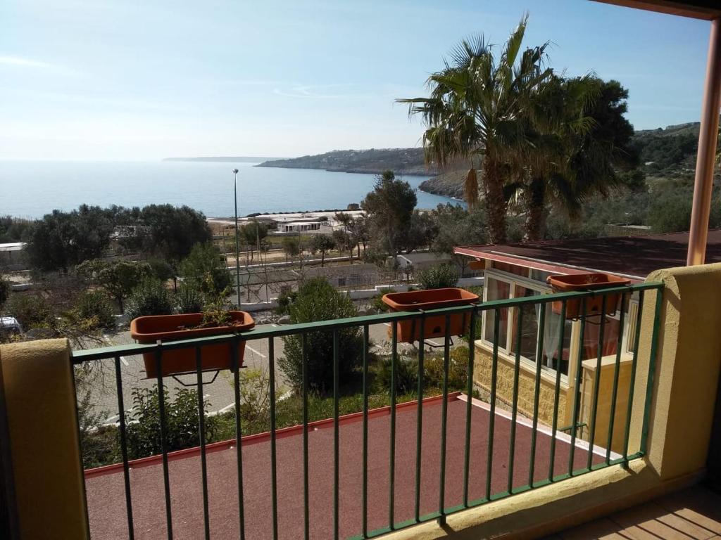 圣凯撒利亚温泉Christian casa vacanze Salento的海景阳台。
