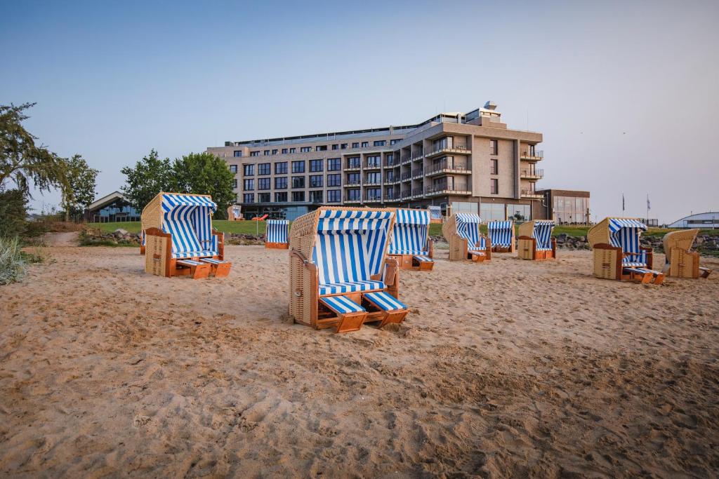 霍尔斯泰因地区诺伊斯塔特ARBOREA Marina Resort Neustadt的沙滩上一排沙滩椅