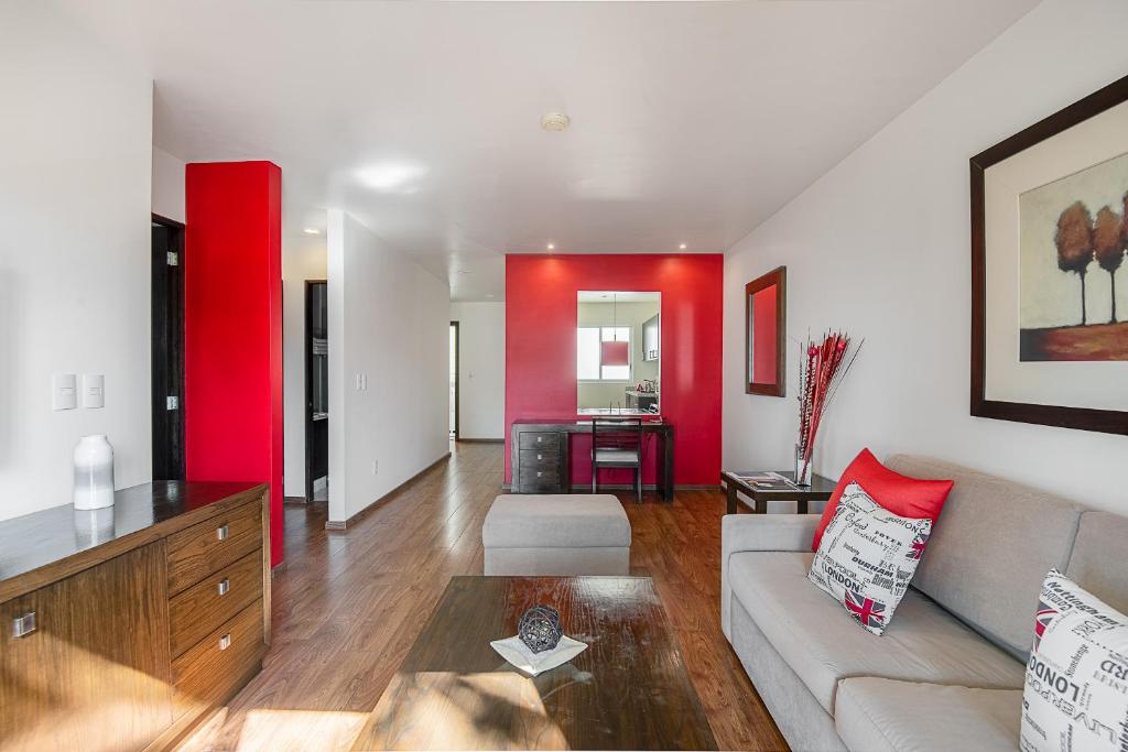 墨西哥城Suites Copérnico Polanco Anzures的带沙发和红色墙壁的客厅