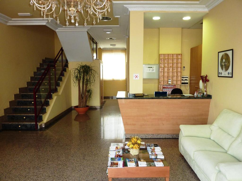 拉·希斯特尼加拉莫拉达旅馆的客厅配有沙发和桌子