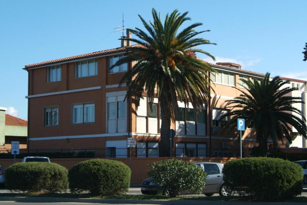 卡利亚里B&Beach Cagliari guest house的两棵棕榈树的建筑