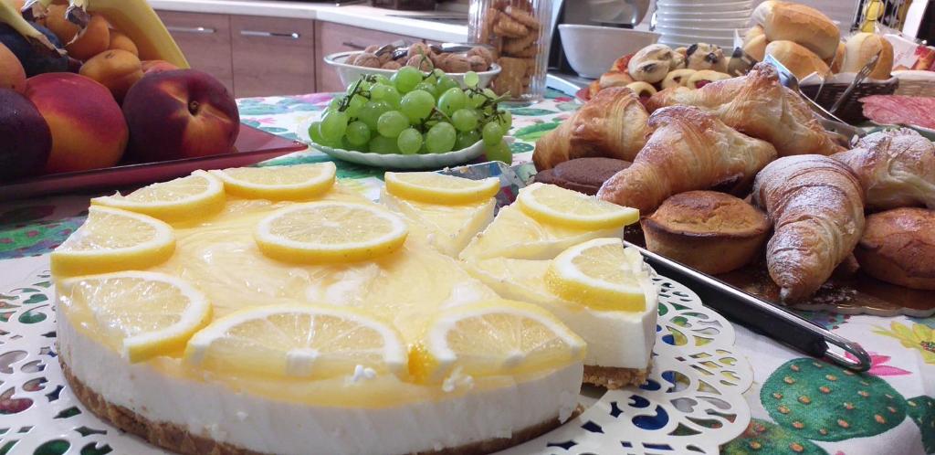切萨雷奥港Villa Ginevra的桌上盘子里的柠檬芝士蛋糕