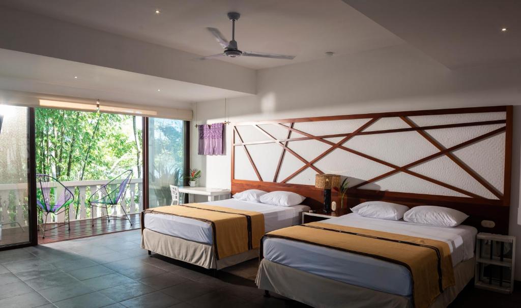 弗洛勒斯玛亚国际酒店的酒店客房设有两张床和一个阳台。