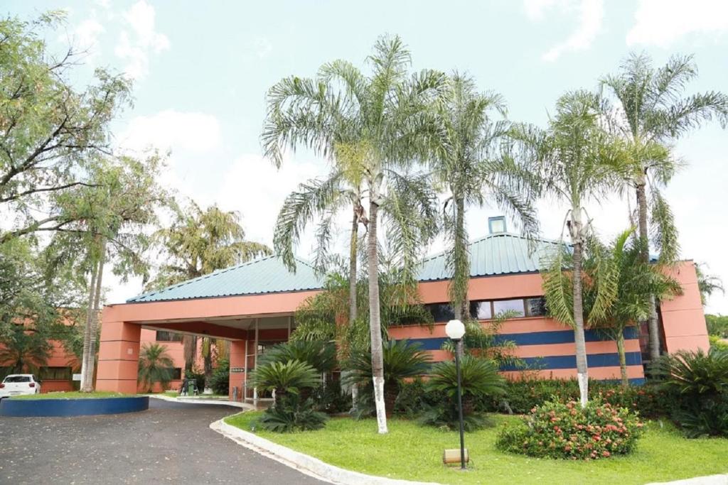 里贝朗普雷托Hotel Golden Park Ribeirão Preto的一座棕榈树建筑