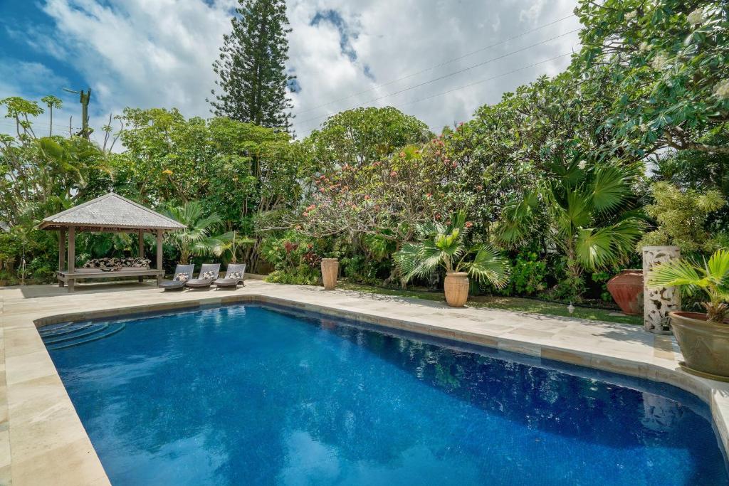 凯卢阿Kailua Beachside home的一个带凉亭的庭院内的游泳池
