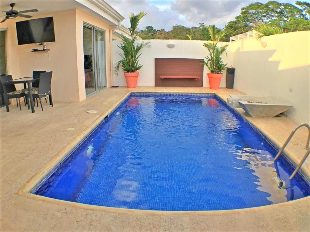 赫拉多拉Malaga Herradura #25 with Private Pool的一座蓝色的游泳池