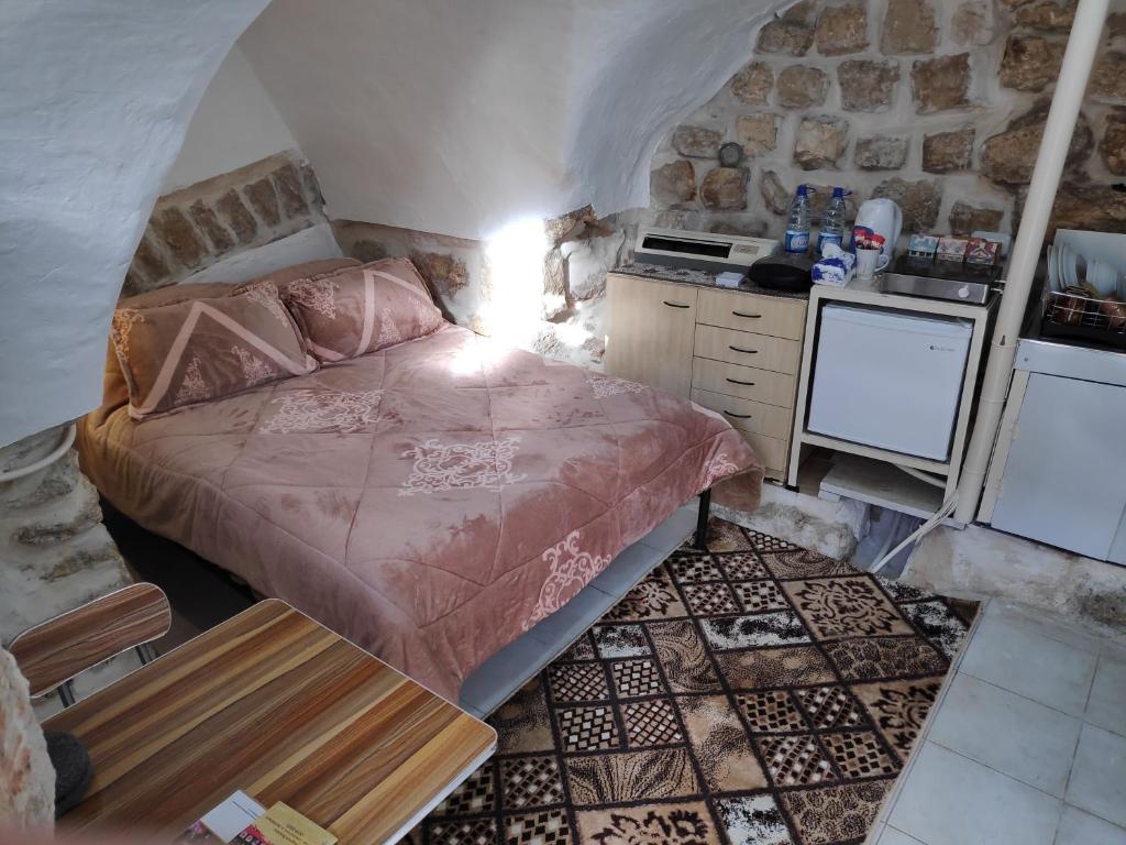 伯利恒Dar Jacaman - In the heart of Bethlehem old city的一间带床的小卧室和一间厨房