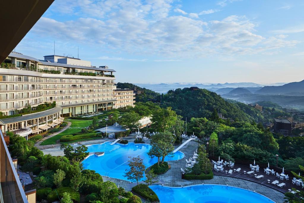 神户有马日式旅馆的享有酒店空中景致,设有2个游泳池