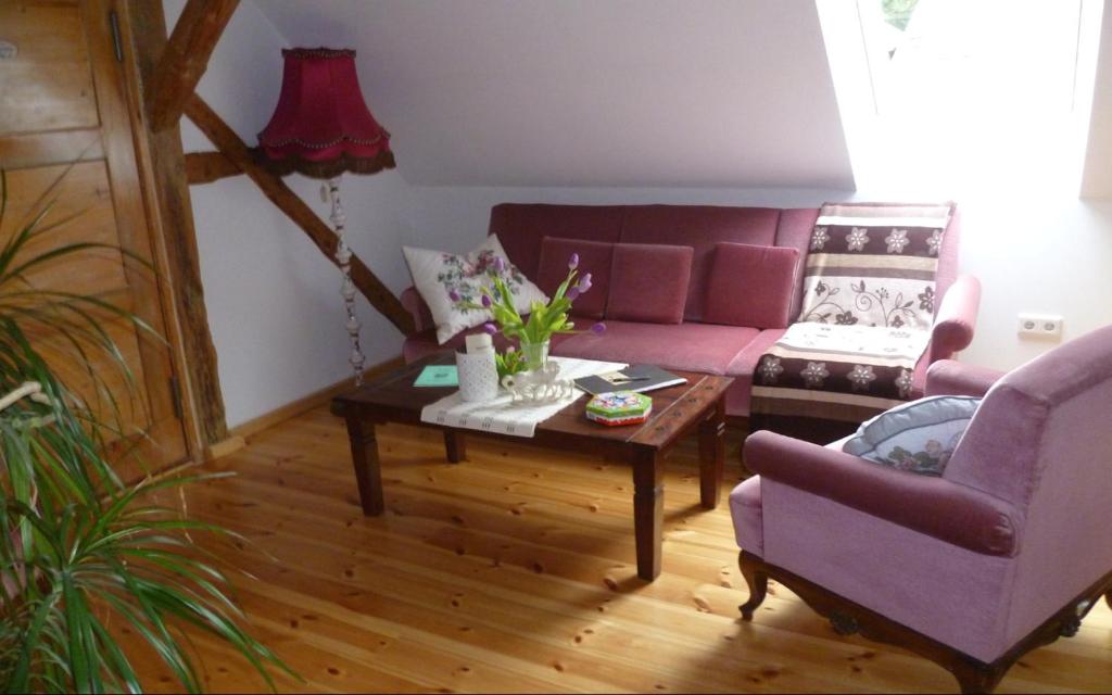 SallgastAuszeit-Landleben Domizil的客厅配有粉红色的沙发和桌子