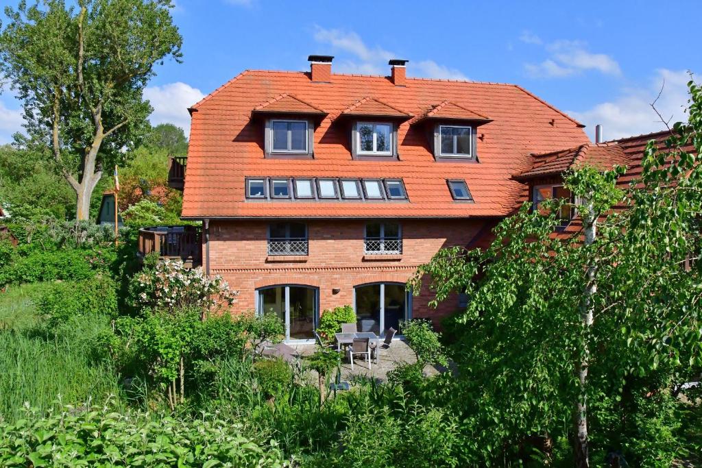 欧巴德伍斯图Dünenhof DÜNENHOF Whg. D-02的一座带橙色屋顶的大房子
