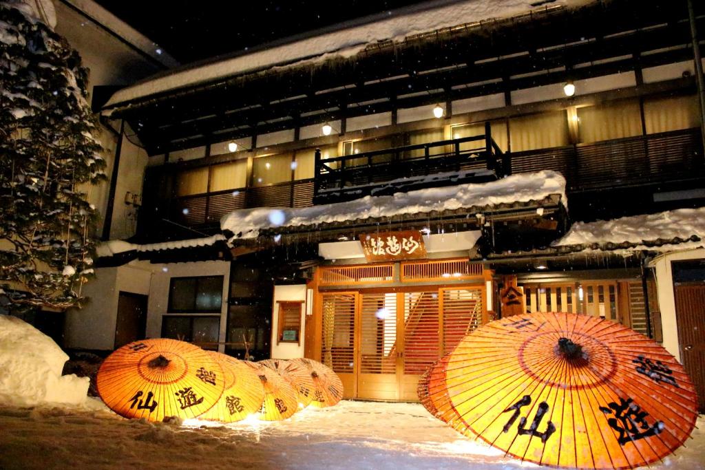 ŌwaniHistorical Ryokan SENYUKAN的大楼前的一组伞