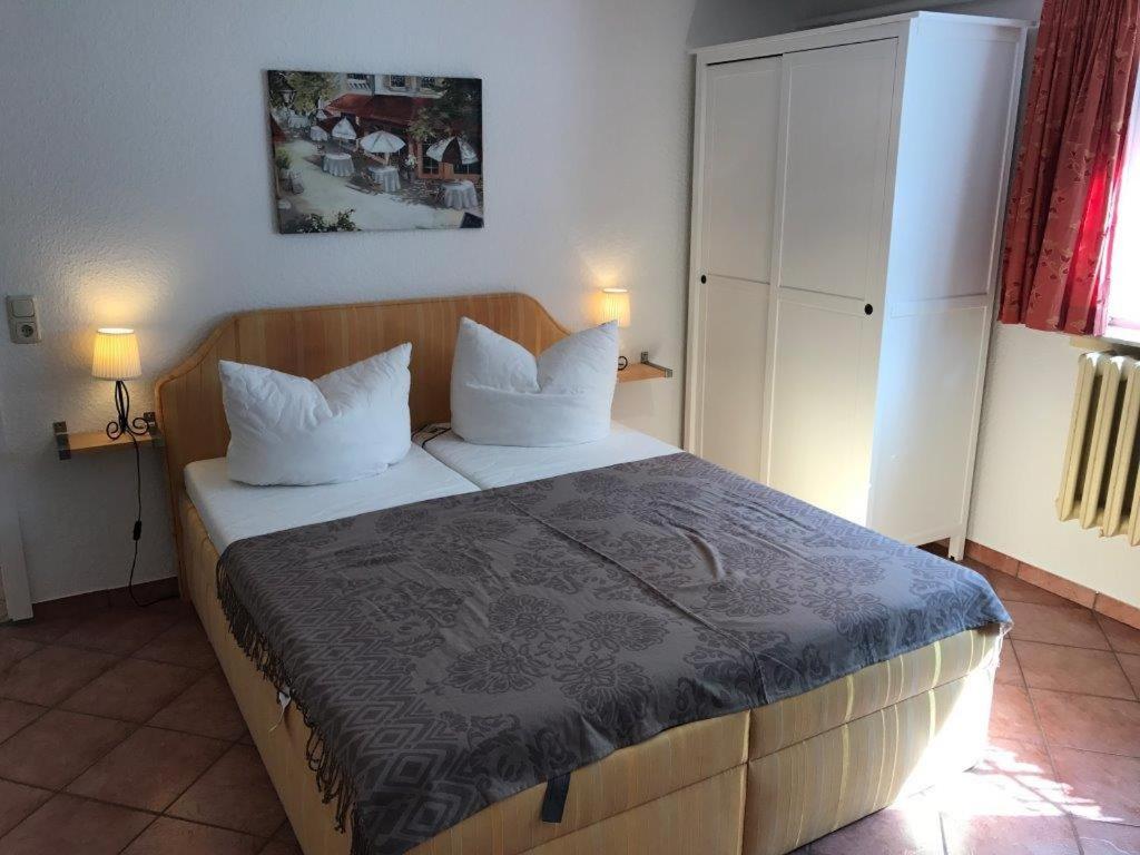 奥斯赛拜-屈隆斯博恩Ferienwohnung - Reriker Straße的一间卧室配有一张大床和两个枕头