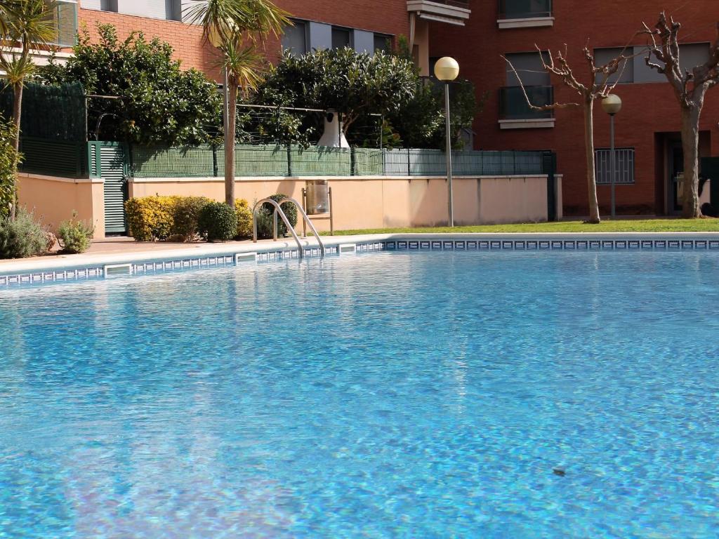 卡拉费尔Suitur beach apartment with pool的大楼前的大型游泳池