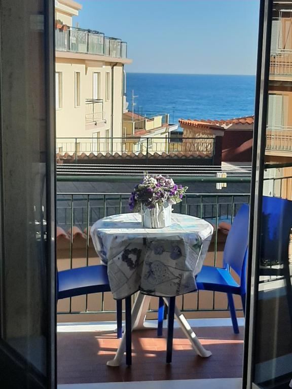 莱圭利亚Jak's Home Laigueglia的海景阳台上的桌椅