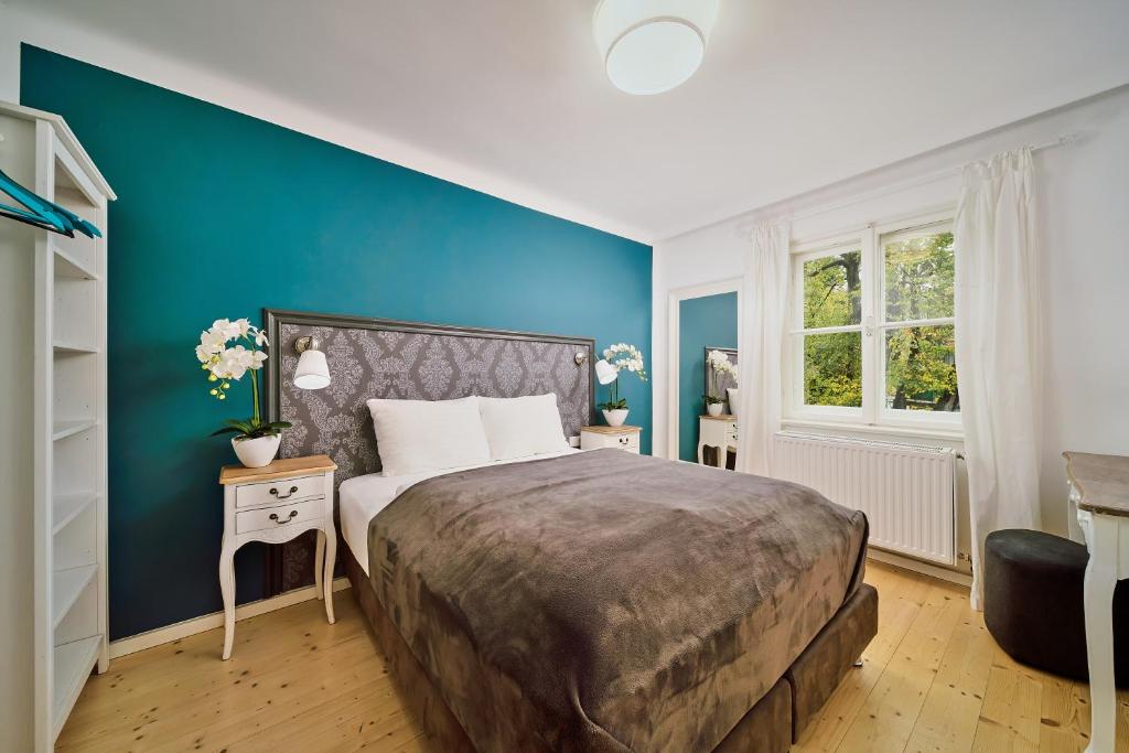 萨尔茨堡Salzburg Residence by Welcome to Salzburg的一间卧室设有一张大床和蓝色的墙壁