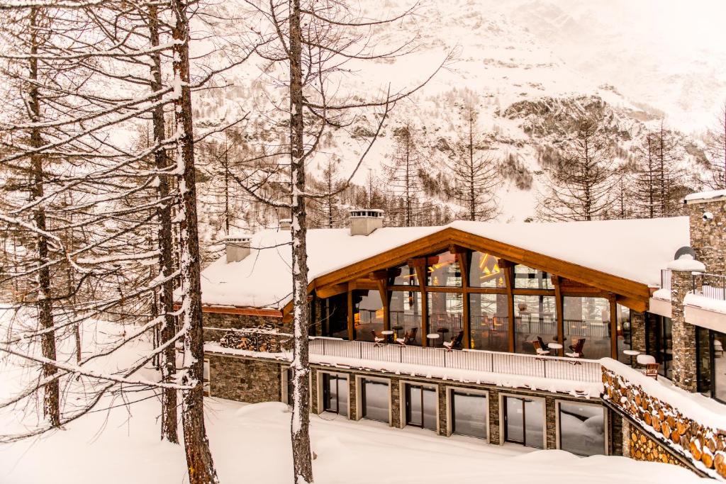 布勒伊-切尔维尼亚莱丝那真迪达酒店的雪地小屋,有雪覆盖的树木