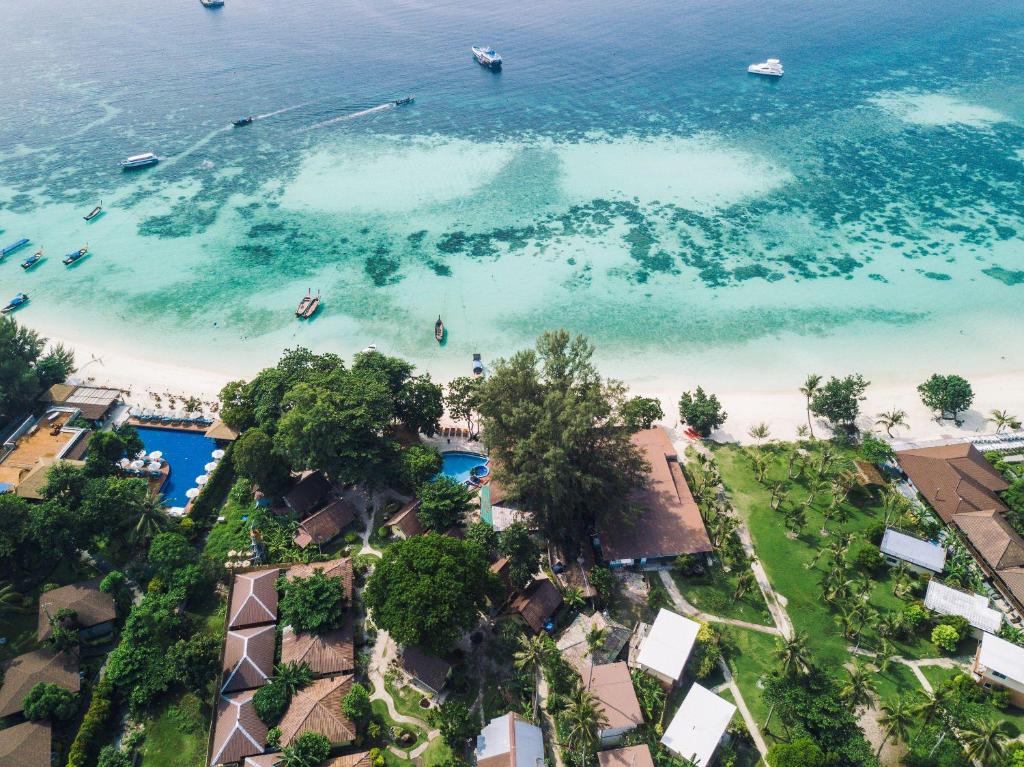 丽贝岛东塔莱利佩海滩度假酒店的享有海滩的空中景致,设有房屋和海洋