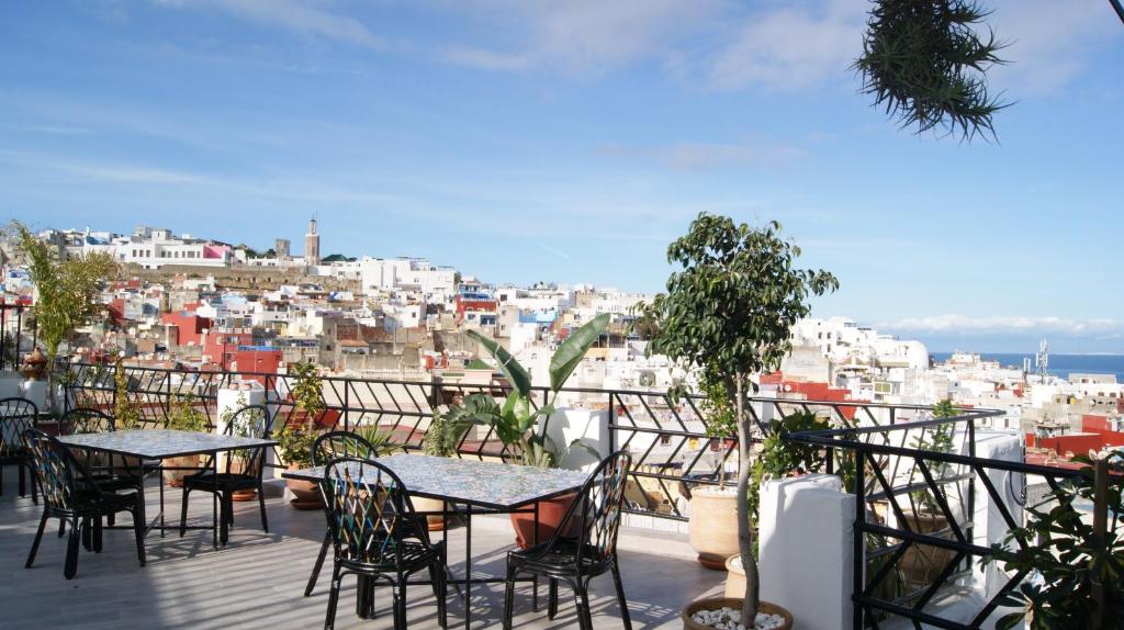 丹吉尔汀吉斯摩洛哥传统庭院住宅的设有带桌椅的市景阳台。