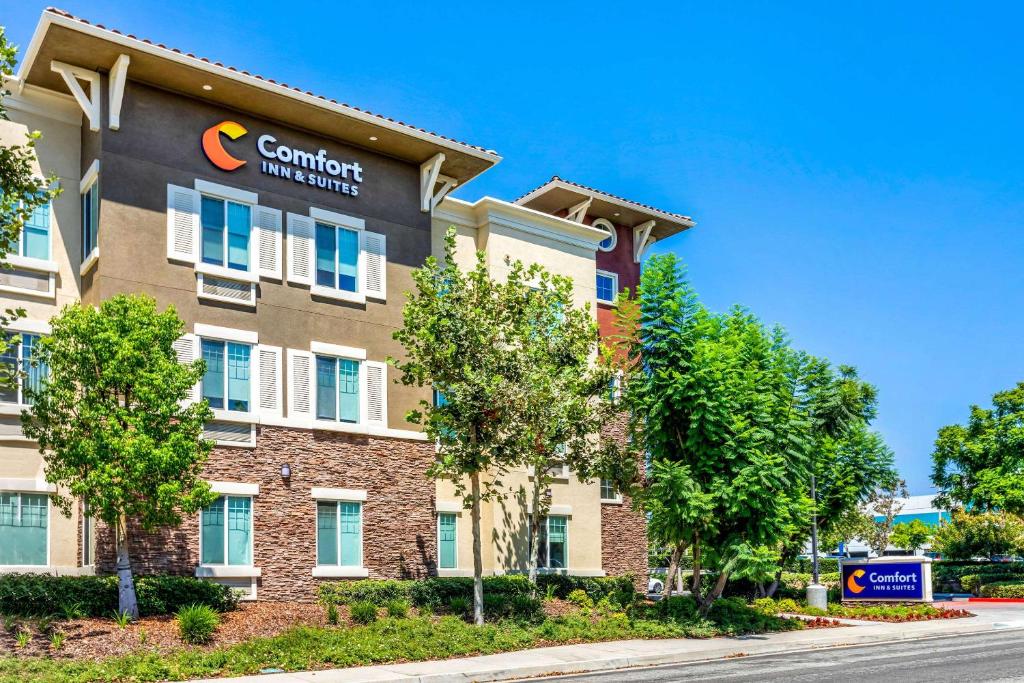 安大略Comfort Inn & Suites Near Ontario Airport的舒适的旅馆