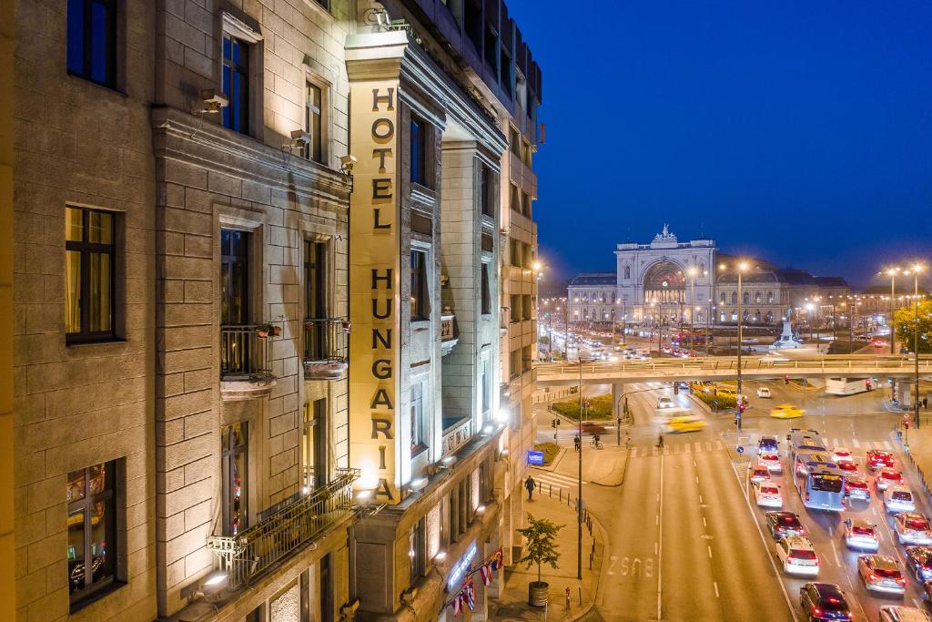 布达佩斯Danubius Hotel Hungaria City Center的享有繁忙的城市街道的景色