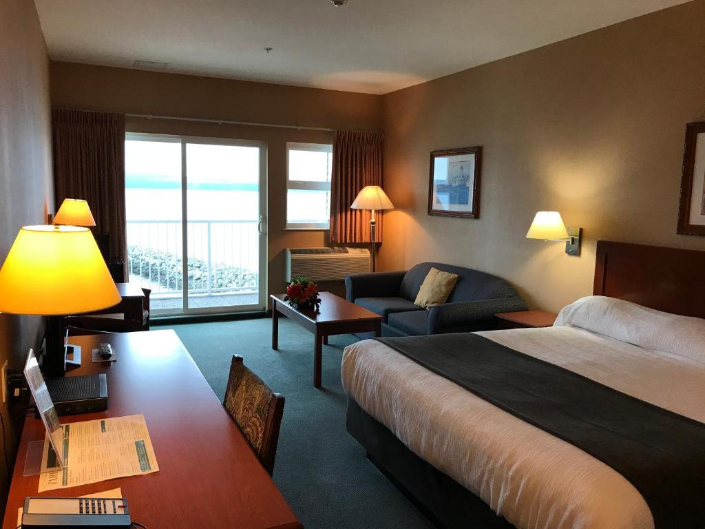 鲍威尔里弗海滩花园海滨度假酒店的酒店客房,配有床和沙发