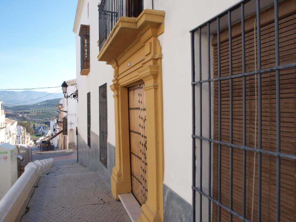 拜纳CASA REHABILITADA SIGLO XVIII的大楼内一条带黄色门的狭窄小巷