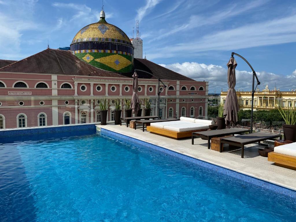 马瑙斯Juma Ópera Boutique Hotel & Spa的一座带游泳池和清真寺的建筑