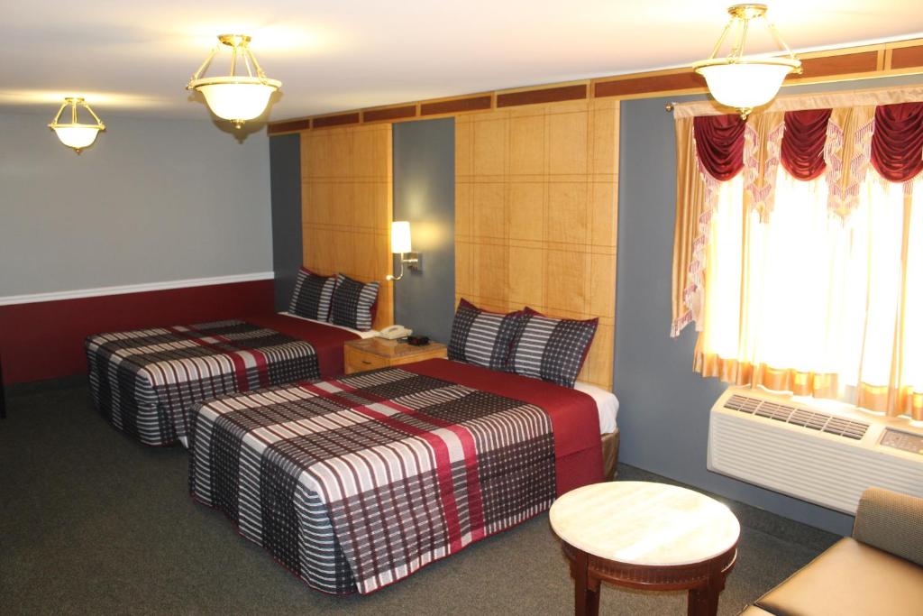 加洛韦自由汽车旅馆的酒店客房设有两张床和一张桌子。