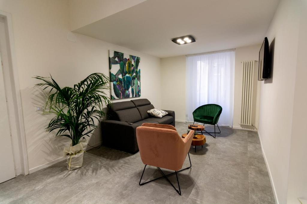 卡塔尼亚Dadà House的带沙发和植物的客厅