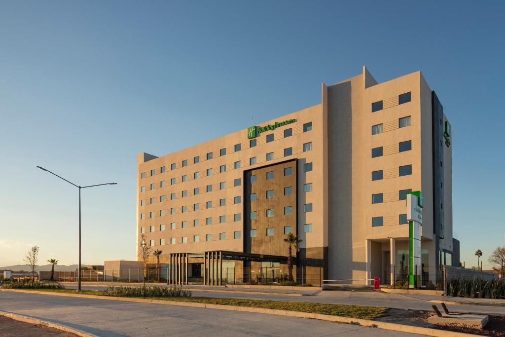 阿瓜斯卡连特斯Holiday Inn & Suites - Aguascalientes, an IHG Hotel的街道边的大建筑