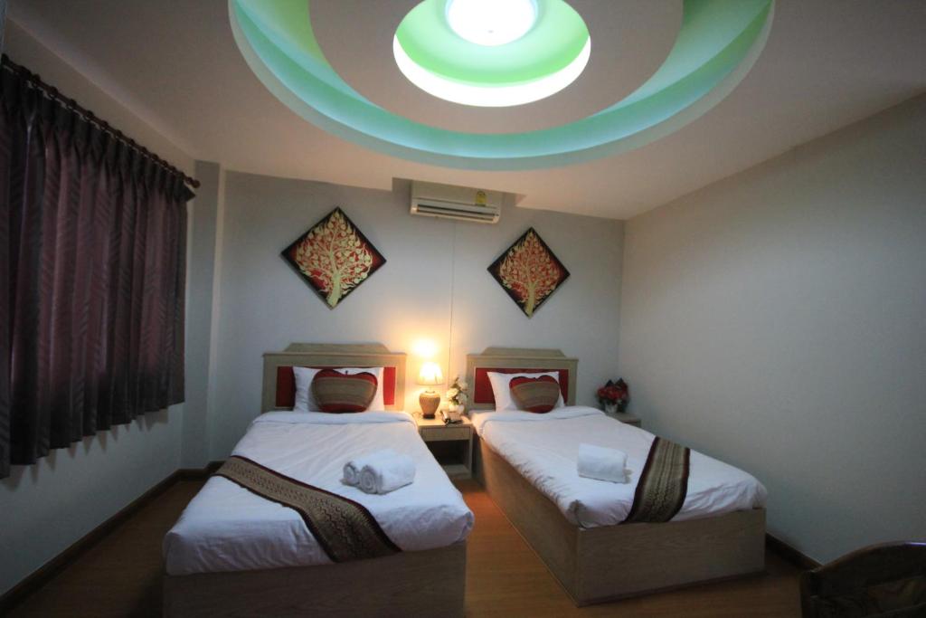 清迈家居广场酒店的客房设有两张床和圆形天花板。