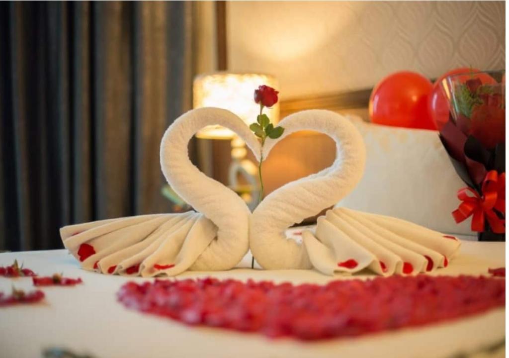 瓜埠兰卡威阿迪雅酒店的两个白天鹅,用一块蛋糕上的丰厚的色调制成
