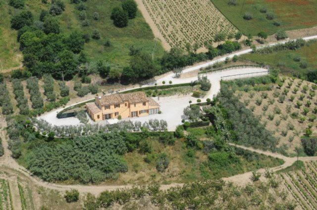拉佩多纳Acquarello的享有房子和河流的空中景色