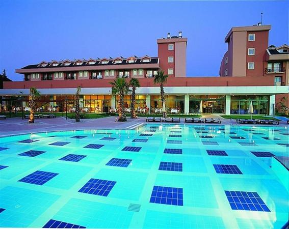 凯麦尔Viking Park Hotel的一座大型建筑,设有一座带太阳能板的游泳池