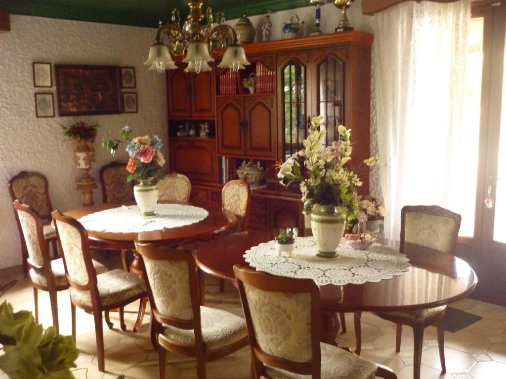 卡奥尔Domaine De Rode Buze的一间带2张桌子和椅子的用餐室