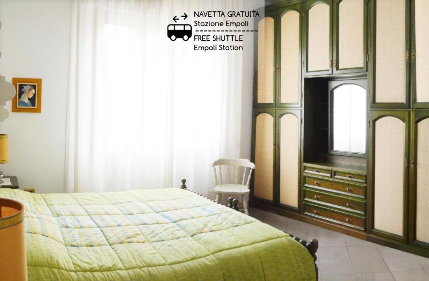 恩波利L'alloggio di Anna Maria. Camera con bagno privato的一间卧室配有一张床、一个梳妆台和一扇窗户。