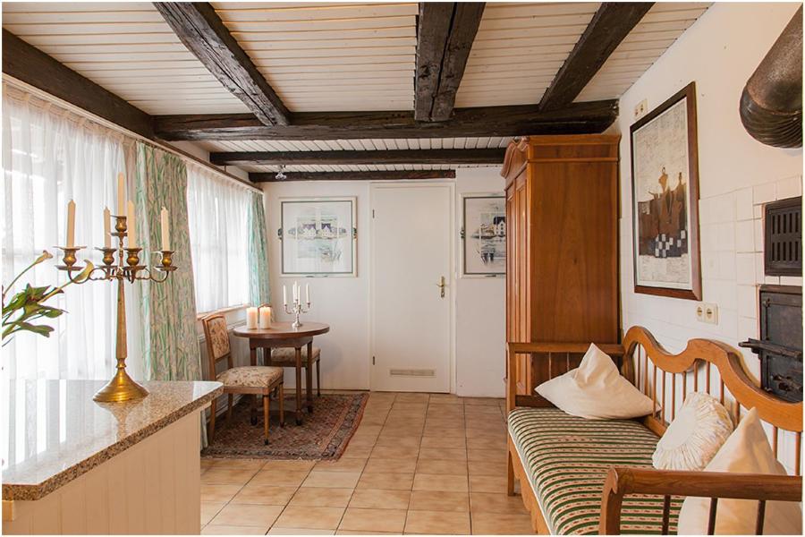 博登斯边的伊门施塔特精灵苑乡村酒店的客厅配有沙发和桌子
