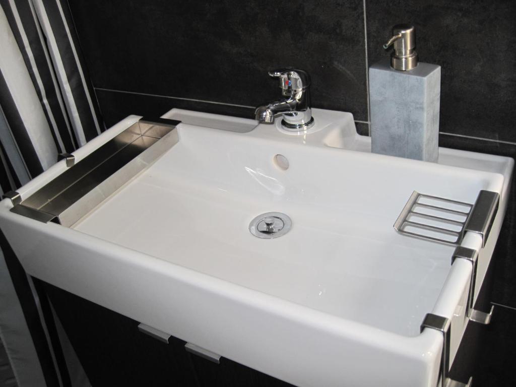 巴勒莫阿玛瑞58号住宿加早餐旅馆的浴室内设有一个白色水槽和水龙头